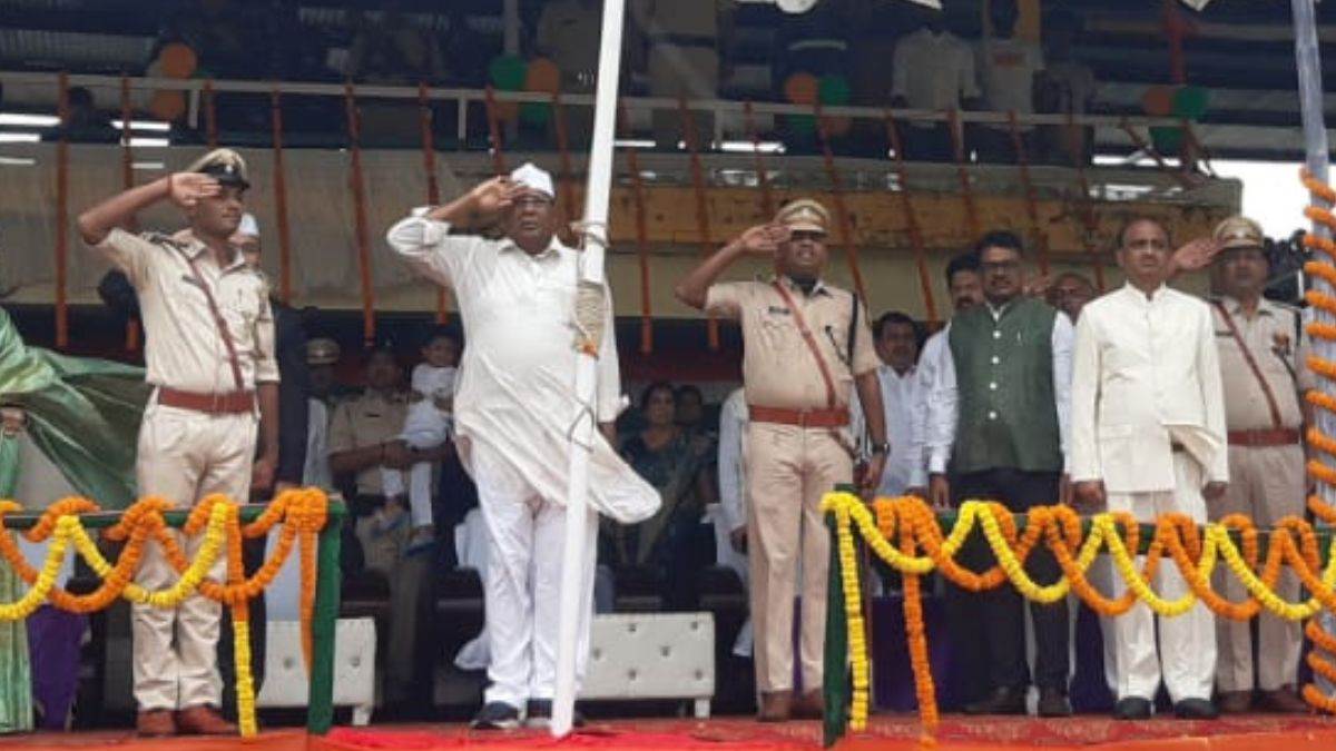 Independence Day 2022: डा. रामेश्वर उरांव ने लोहरदगा के बीएस कॉलेज में किया झंडात्तोलन।
