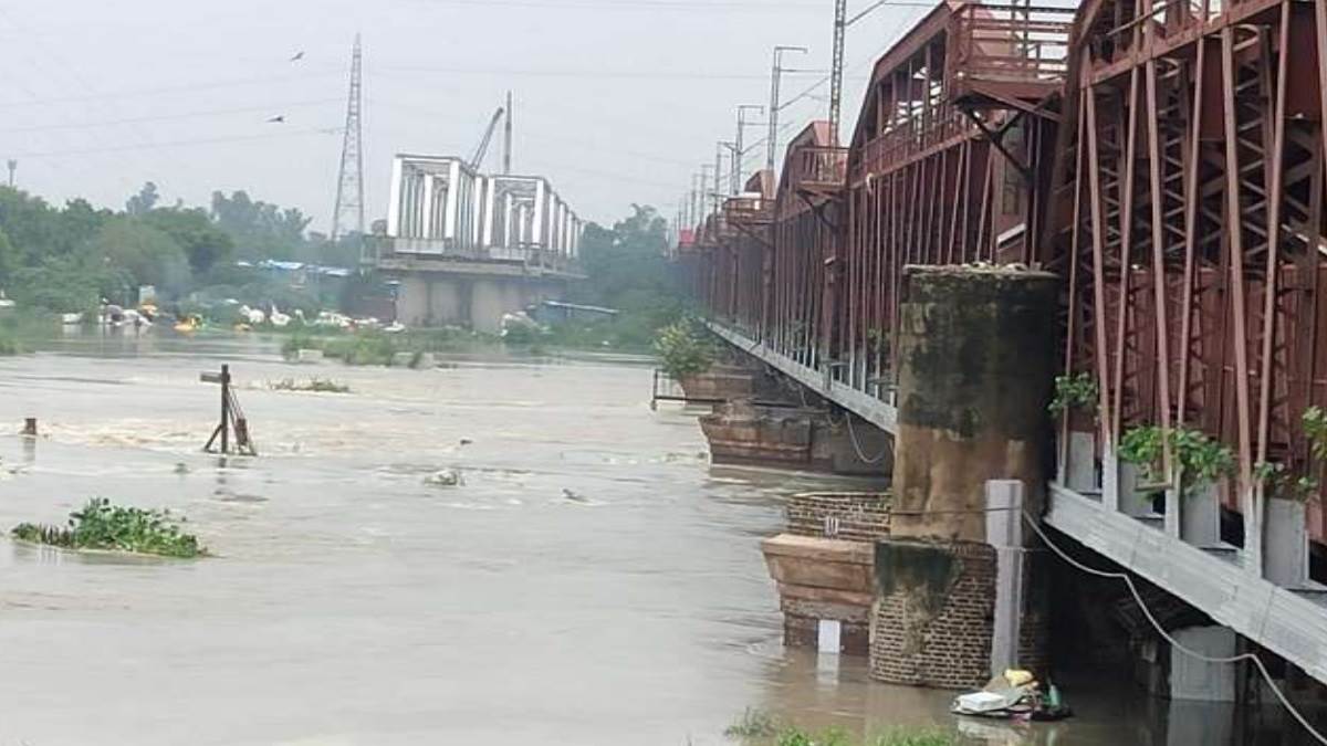 दिल्ली में यमुना नदी में बढ़े जलस्तर की फाइल फोटो।