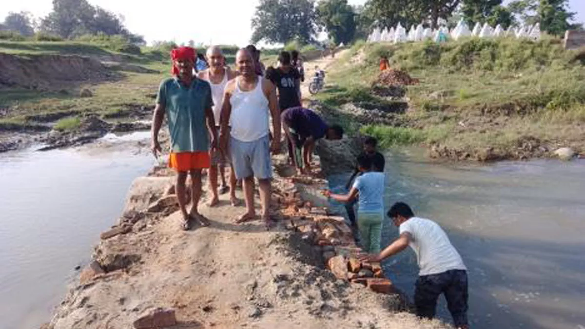 गोपालगंज में ग्रामीणों ने हाहा नदी पर खुद ही बना दी पुलिया, 20 हजार की आबादी को मिलेगा लाभ