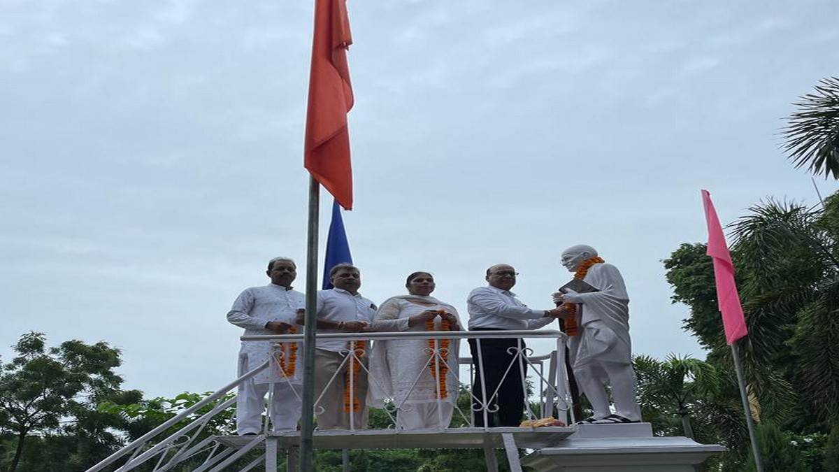 Independence Day 2022: मेयर जगदीश राजा महात्मा गांधी की प्रतिमा पर पुष्पमाला अर्पित करते हुए। (जागरण)
