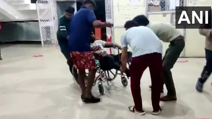 घायलों को अस्पताल ले जाते हुए लोग। (फोटो - एएनआइ)