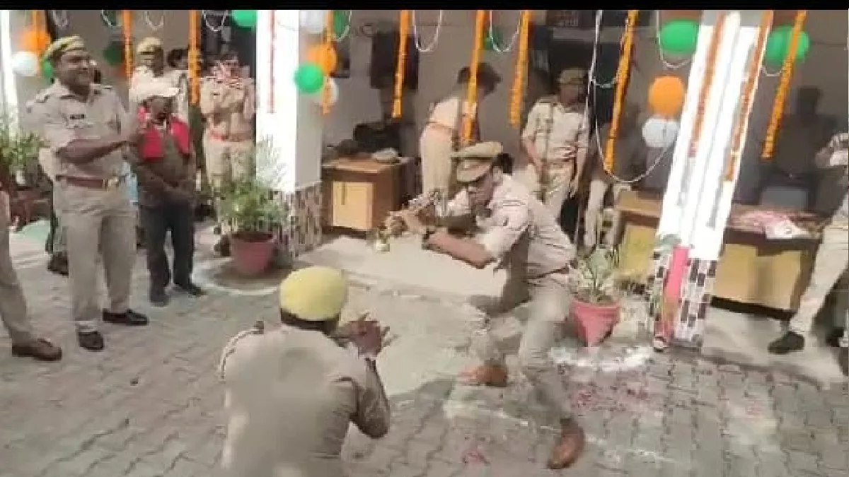 Independence Day 2022: पीलीभीत की पूरनपुर कोतवाली में ध्‍वजारोहण के बाद जमकर हुआ नागिन डांस, देखें वायरल वीडियो