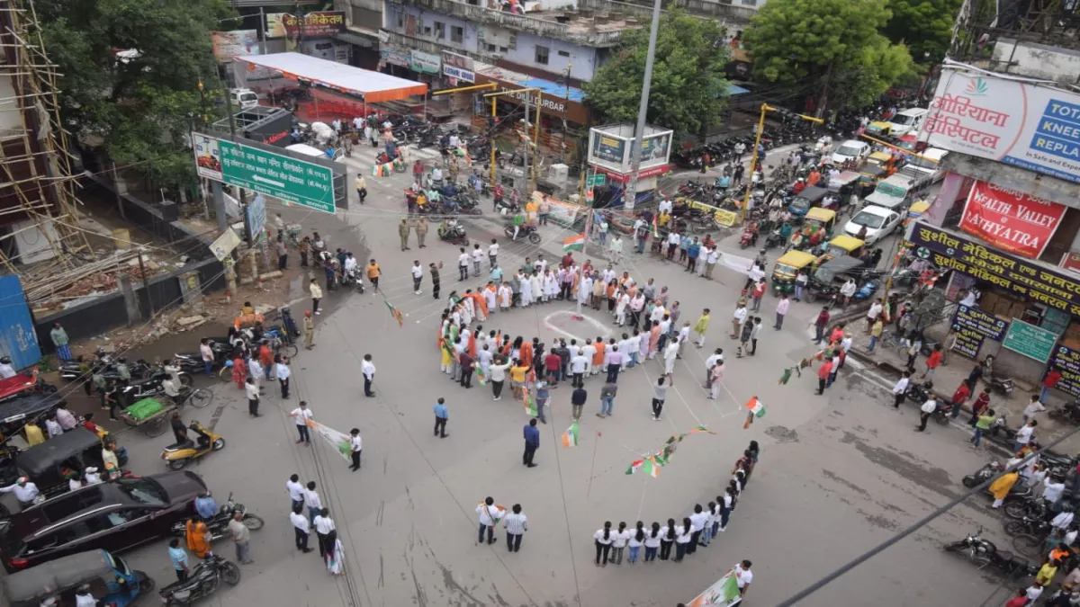 Independence Day 2022 : वाराणसी में सुबह नौ बजे 52 सेकेंड के लिए थम गया यातायात, लोगों ने किया राष्ट्रगान