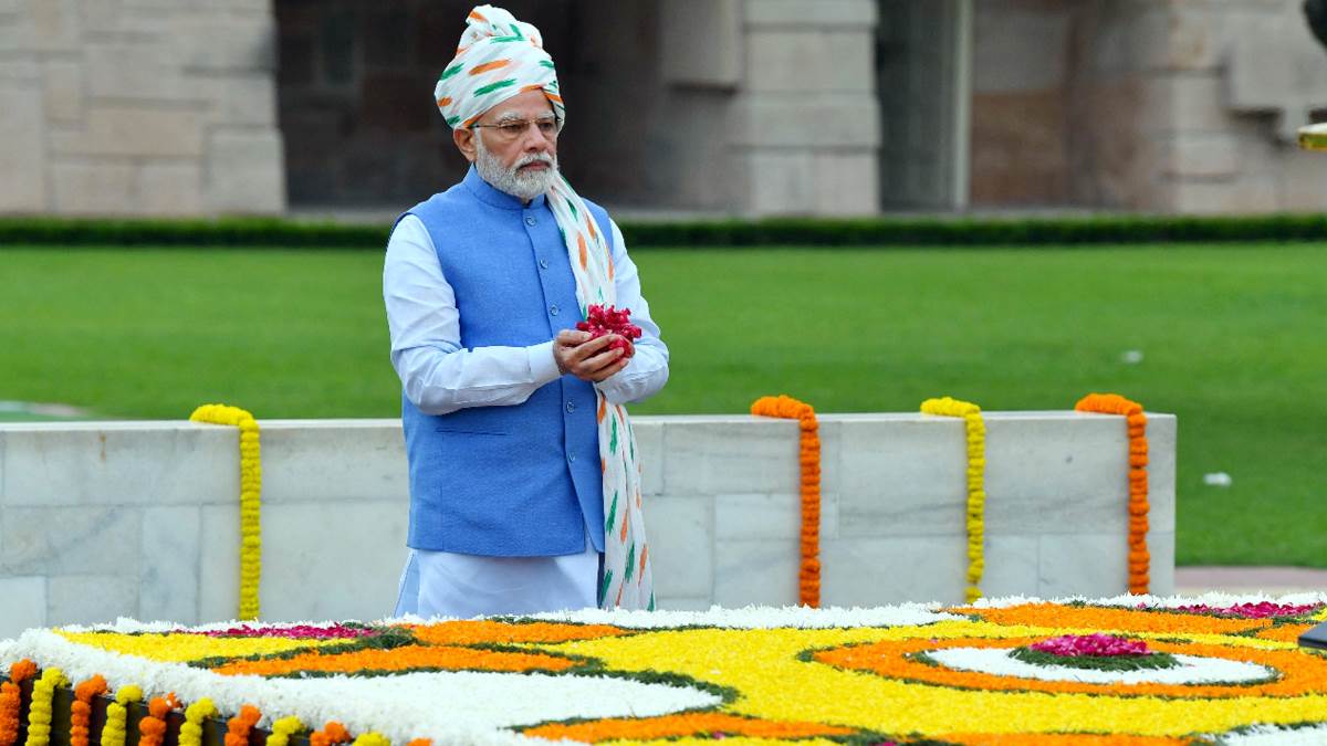 India: Prime Minister Modi wears pinstripe 'name suit' - BBC News