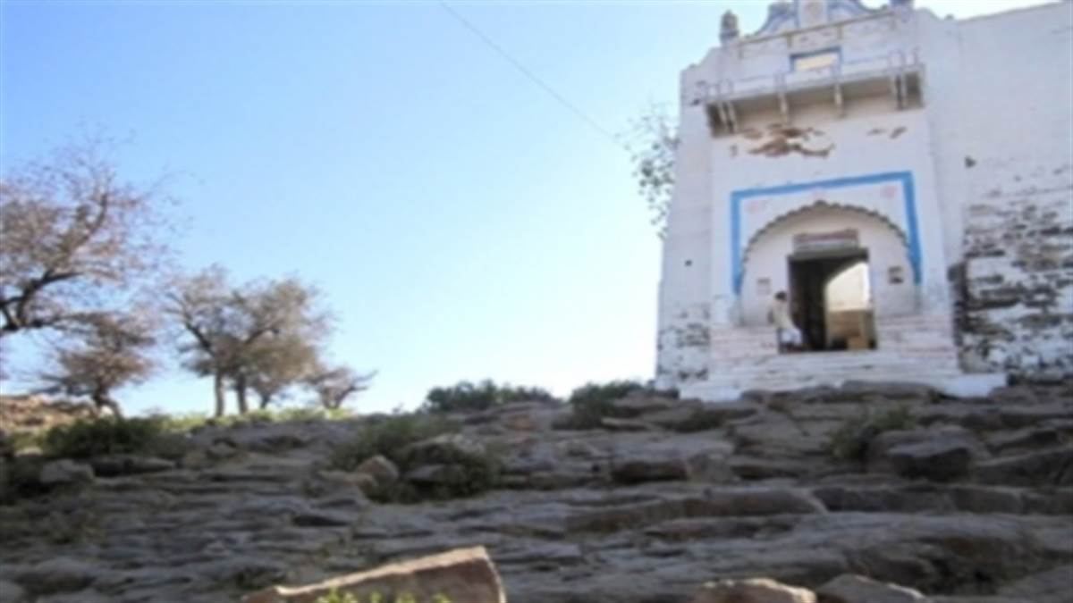 Krishna Janmashtami 2022: गाेवर्धन पर्वत पर स्थित श्रीनाथ जी मंदिर।