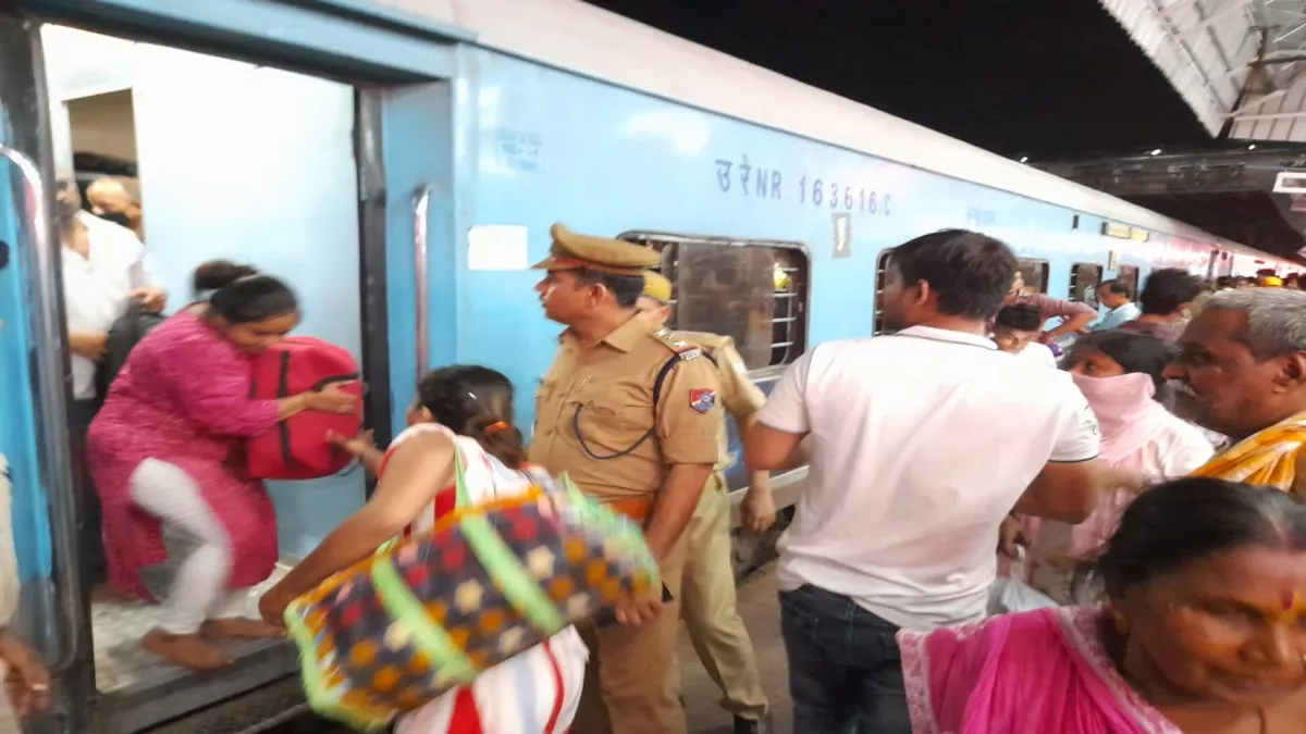 Taj Express में संदिग्ध वस्तु की सूचना से खलबली, मथुरा स्टेशन पर खाली कराए गए कोच