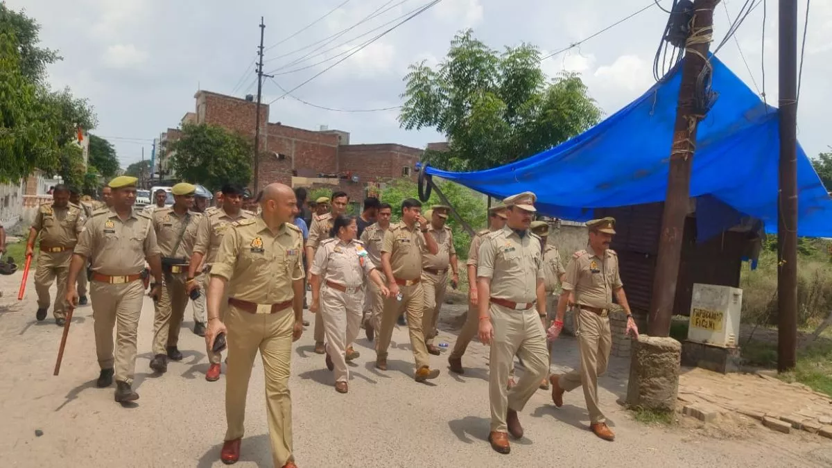 Agra News: तिरंगा यात्रा में युवकों पर पथराव की सूचना पर दौड़े अधिकारी, डीसीपी सहित कई थानों का फोर्स पहुंचा