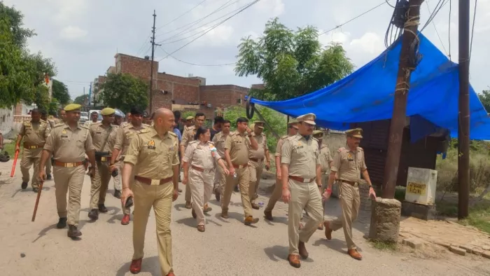 Agra News: पथराव और मारपीट की सूचना के बाद पहुंचे पुलिस के अधिकारी।