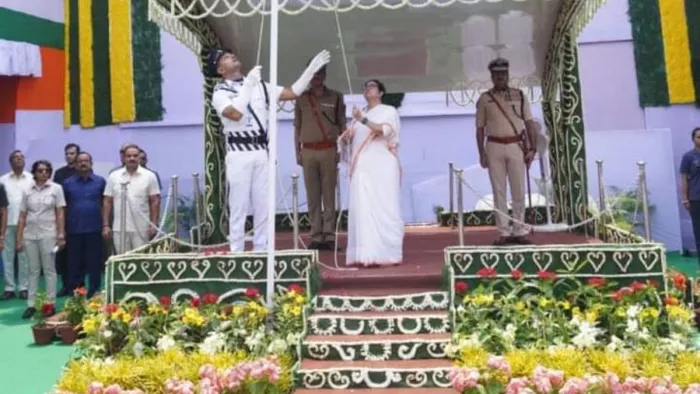 सीएम ममता बनर्जी ने रेड रोड पर झंडोत्तोलन किया। (फोटो- जागरण)