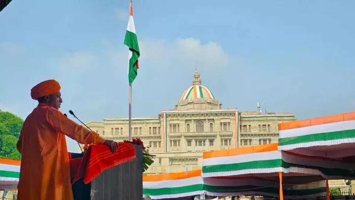 सीएम योगी ने स्वतंत्रता दिवस पर विधानभवन पर किया ध्वजारोहण।