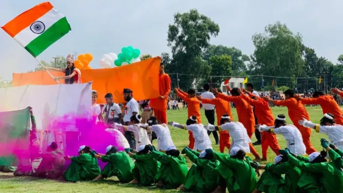 भारत-पाक सीमा से सटे नौशहरा में कड़ी सुरक्षा के बीच धूमधाम से मनाया गया स्वतंत्रता दिवस