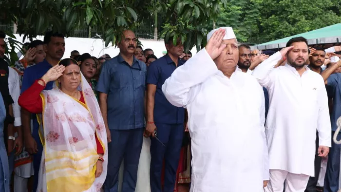 राबड़ी देवी के आवास पर ध्वजारोहण के बाद सलामी देते हुए लालू-राबडी, तेजस्वी व अन्य। फोटो- तेजस्वी यादव (X हैंडल)