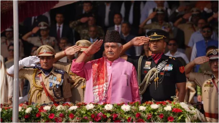 LG मनोज सिन्हा ने किया ध्वजारोहण, कहा- पर्यटन की आमद में 59 प्रतिशत की हुई बढ़ोतरी