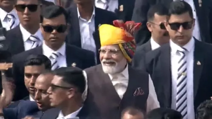 लाल किले की प्राचीर से भाषण देने के बाद पीएम मोदी ने आम लोगों से मुलाकात की। (फोटो सोर्स: एएनआई)
