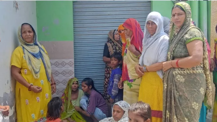 Bulandshahr News: हत्या के बाद विलाप करते स्वजन।