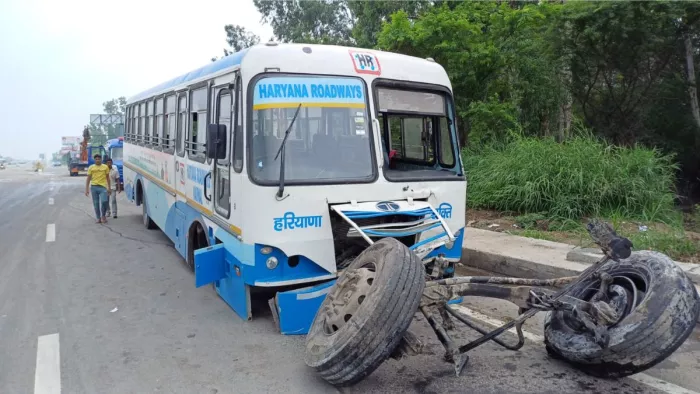 सोनीपत में डिवाइडर से टकराकर पलटी बस