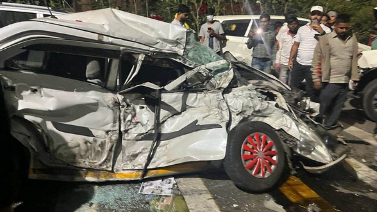 ncr heavy collision between truck and car on eastern peripheral expressway some dead and many injured
