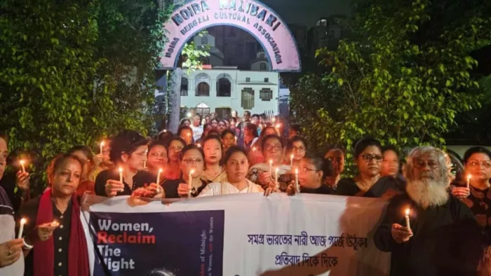 कोलकाता डॉक्टर दुष्कर्म व हत्या मामले में महिलाओं ने निकाला कैंडल मार्च। जागरण फोटो