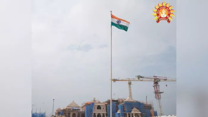 श्रमिकों ने तिरंगा फहराकर स्वतंत्रता दिवस मनाया।