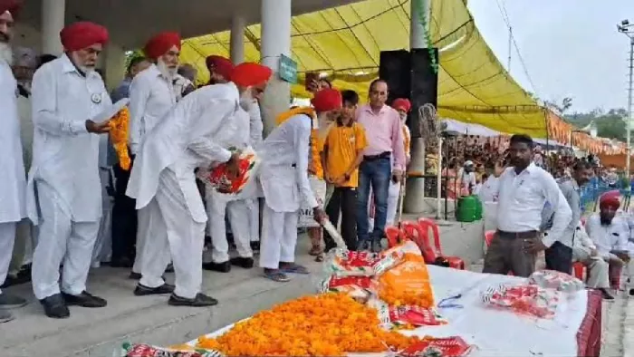 सम्मान वापस रखते हुए स्वतंत्रता सेनानियों के परिवारजन
