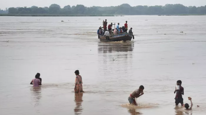 बिहार में खतरे के निशान से ऊपर बह रही नदियां।