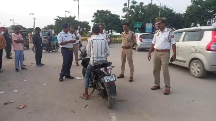 नौकायन रोड पर वाहन चेकिंग करते एसपी यातायात संजय कुमार। सौ. पुलिस मीडिया सेल
