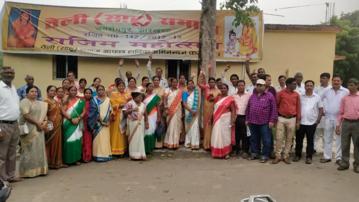 सामुदायिक भवन के सामने नारेबाजी करते छत्तीसगढ़ी समाज के लोग।
