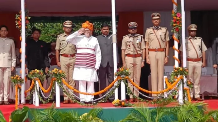 राज्यपाल संतोष कुमार कुमार गंगवार ने किया ध्वजारोहण।
