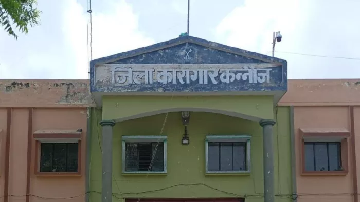 कन्नौज दुष्कर्म के आरोपी से जेल में मुलाकात करने पहुंची समर्थकों की भीड़