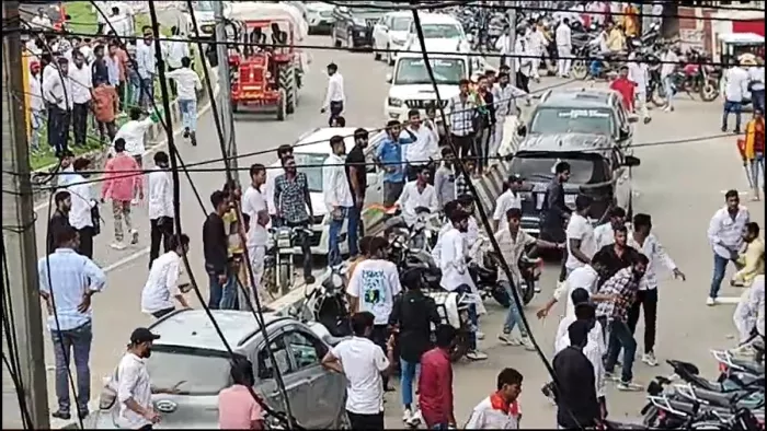 जी-20 सड़क पर हुड़दंगियों में मारपीट, 10 गाड़ियां सीज।
