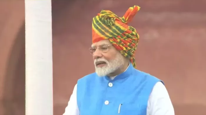 लाल किले की प्राचार से संबोधित करते पीएम मोदी।