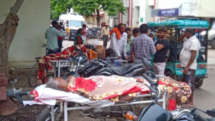 बीएचयू स्थित सर सुंदरलाल चिकित्सालय में चिकित्सकों के हड़ताल के कारण परेशान मरीज और तीमारदार। जागरण
