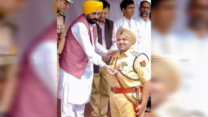 स्वतंत्रता दिवस पर पुलिसकर्मी को सम्मानित करते सीएम मान। (जागरण फोटो)