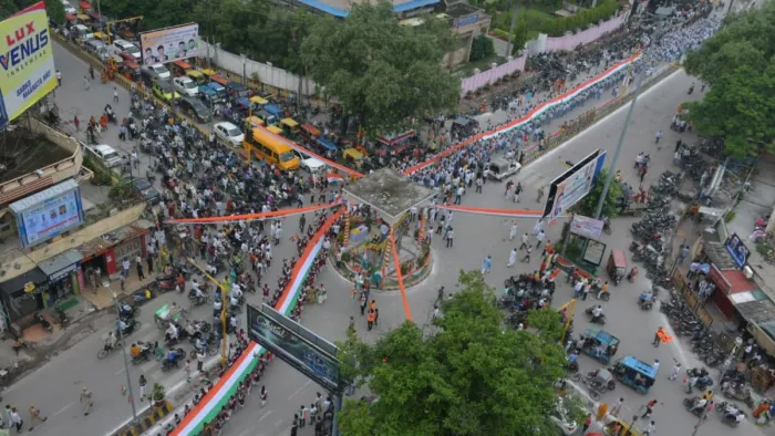मां भारती की जयकार और वंदे मातरम् को स्वर देते यात्रा निकाली गई।