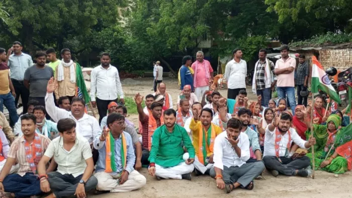 कब्जेदारों के समर्थन में भाजपा नेता संग कई लोग सड़क पर उतर गए।