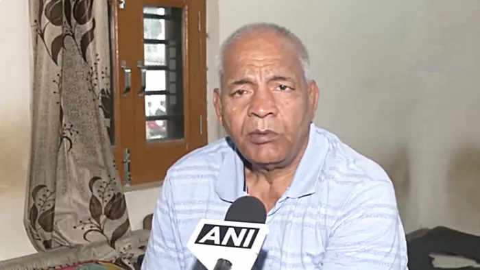 Haryana News: विनेश फोगाट के चाचा महावीर फोगाट (एजेंसी)