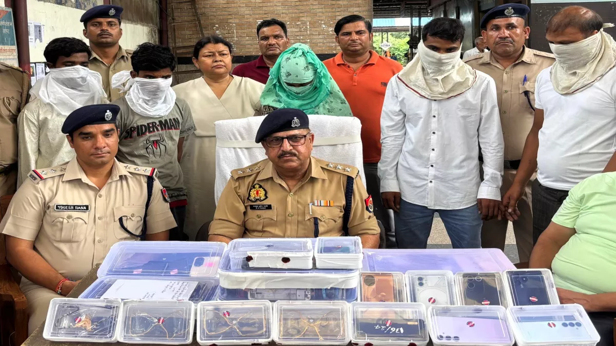 UP Mobile Thief Couple: यूपी का मोबाइल चोर कपल, पूरी टीम के साथ बड़ी चालाकी से करते थे चोरी; पुलिस भी हैरान