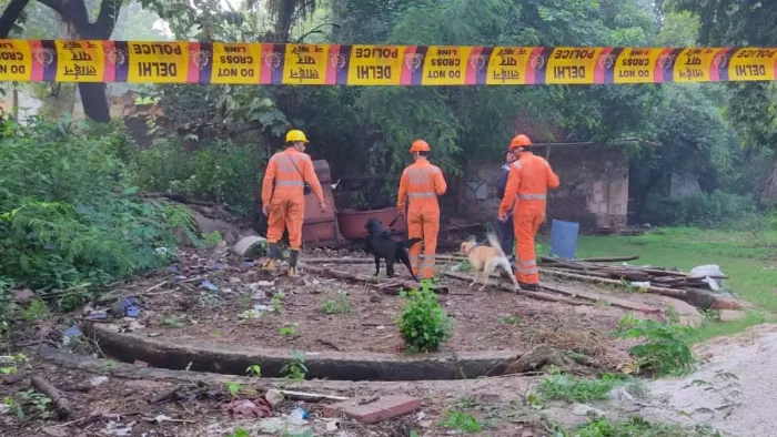 दिल्ली में हुमायूं के मकबरे के पीछे दरगाह की दीवार गिरी, बचाव कार्य करती टीम। जागरण