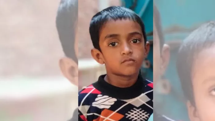 पतंग को पकड़ते समय नाले में गिरा गया अदनान।