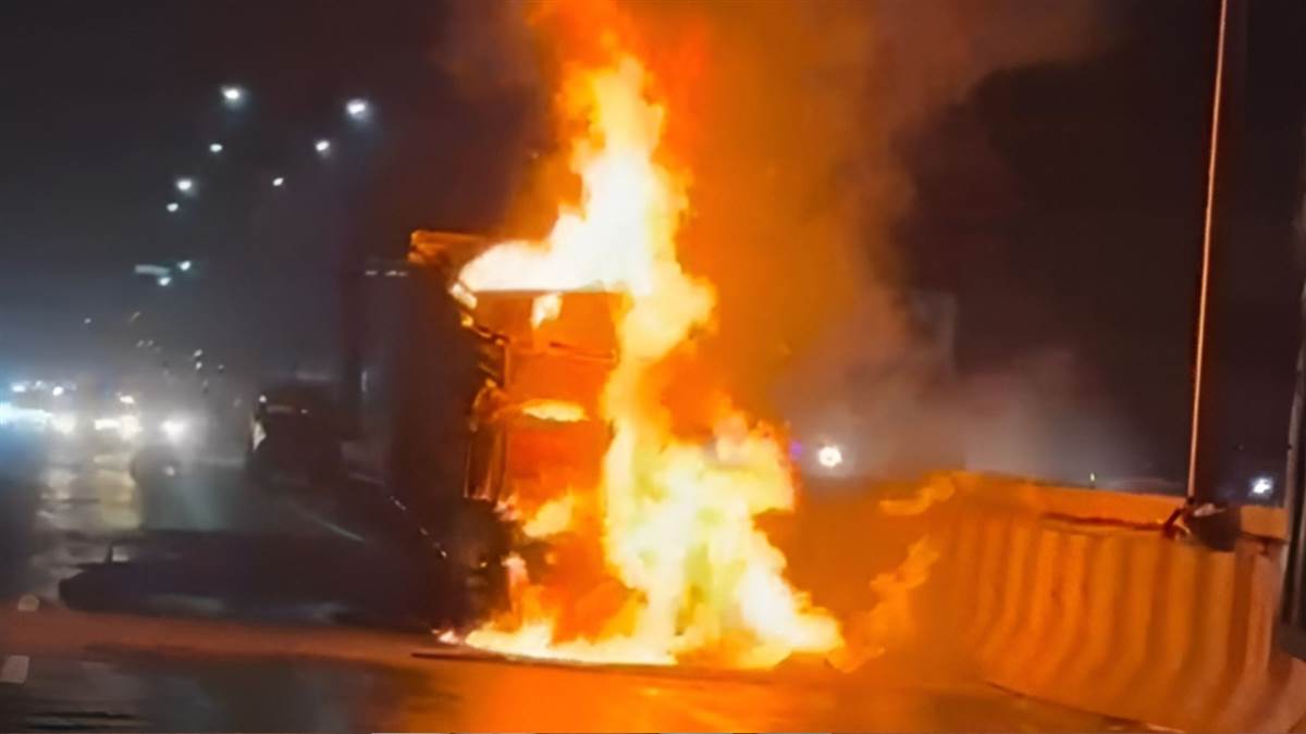 ncr ghaziabad news fire engulfs two tempos on delhi meerut expressway