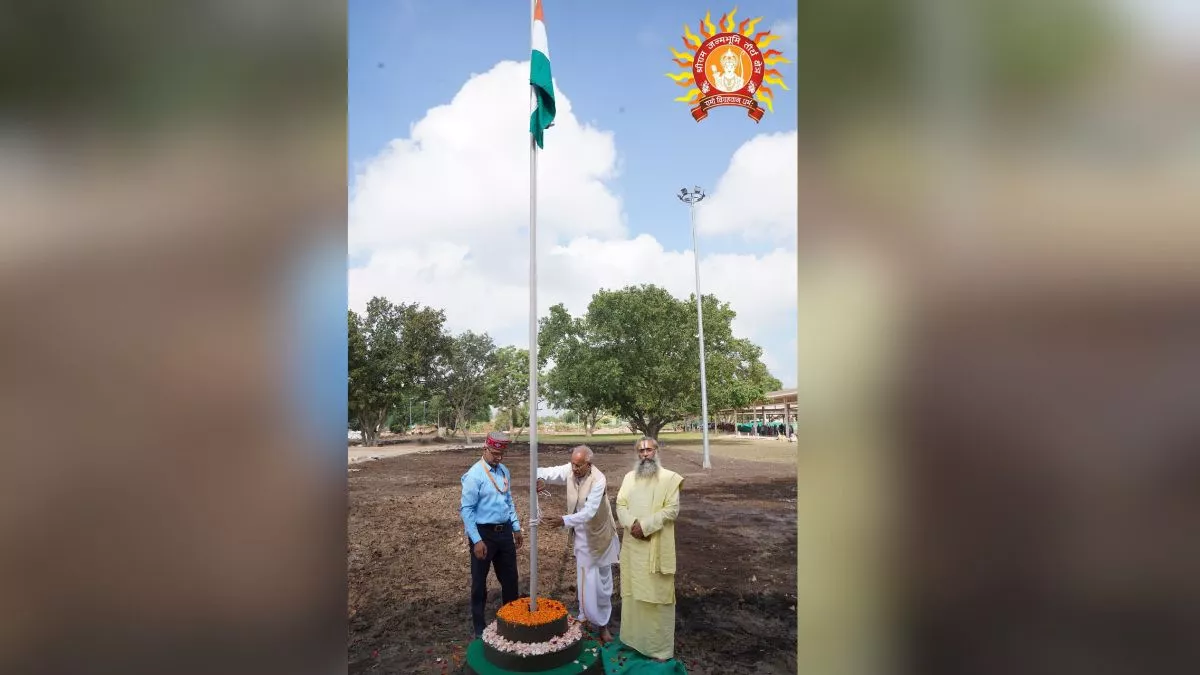 Ram Mandir: रामजन्मभूमि परिसर में भी मना आजादी का उत्सव, ट्रस्ट महासचिव चंपतराय ने किया ध्वजारोहण