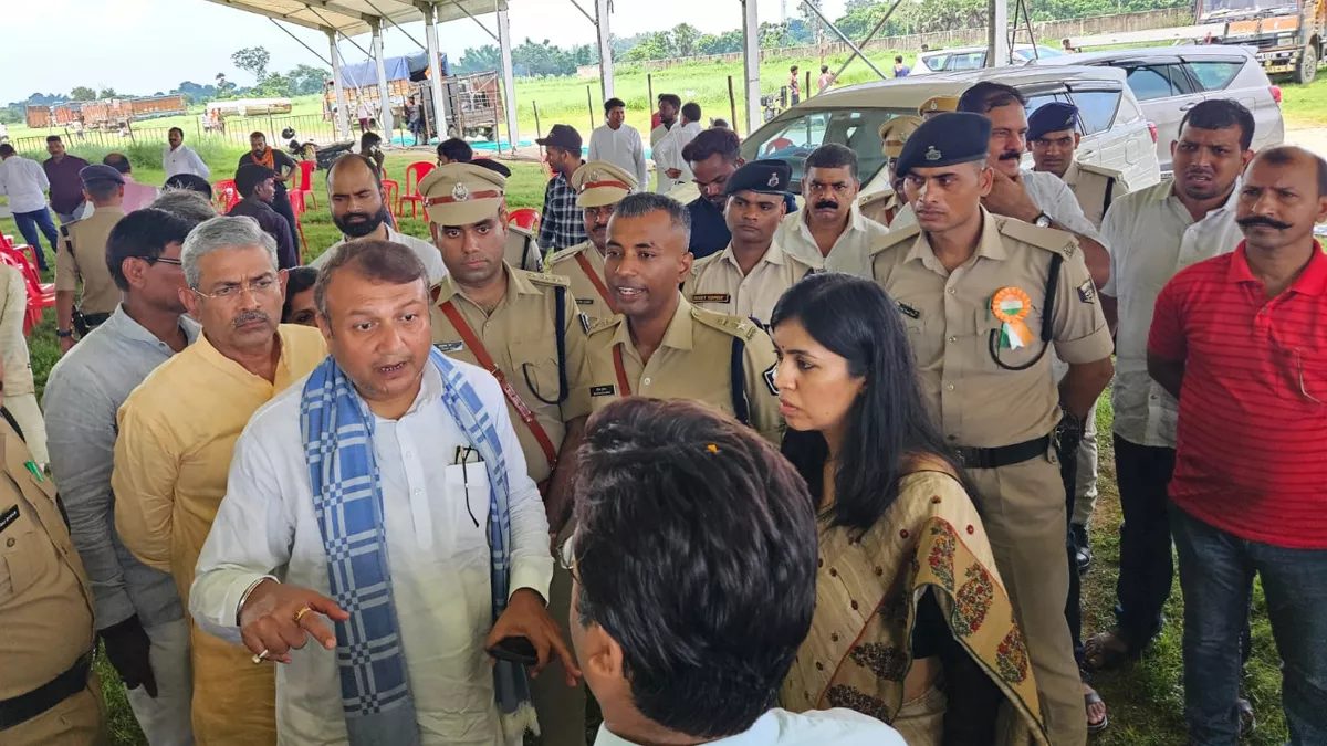 रोहतास में डीएम-एसपी ने राहुल गांधी के कार्यक्रम के लिए प्रस्तावित स्थल का लिया जायजा