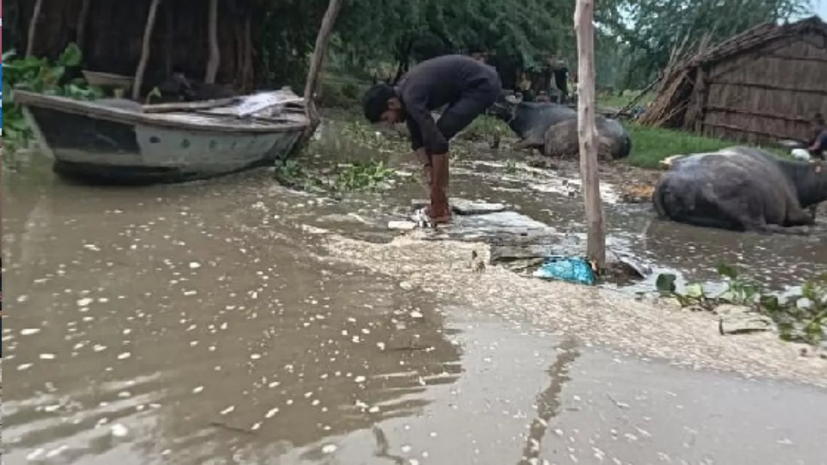 Fatehpur News: बाढ़ के पानी से घिरे तीन गांव, गंगा ने पार किया खतरे का निशान; एसडीएम ने तीन गांव का किया दौरा