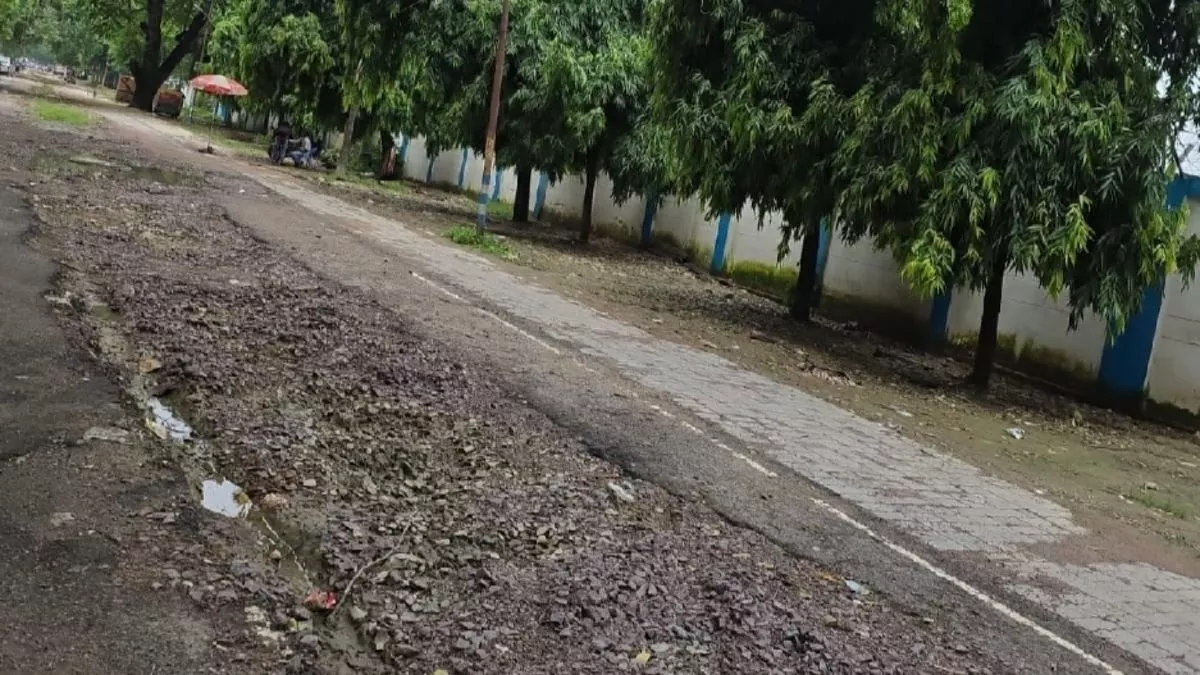 UP Road Construction: बारिश ने खोली कानपुर की सड़कों की पोल, गड्ढों से वाहन चालकों को हो रही परेशानी