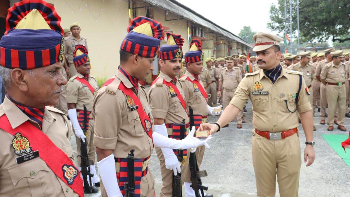 https://www.jagranimages.com/images/newimg/15082025/15_08_2025-police_man_24014088.jpg