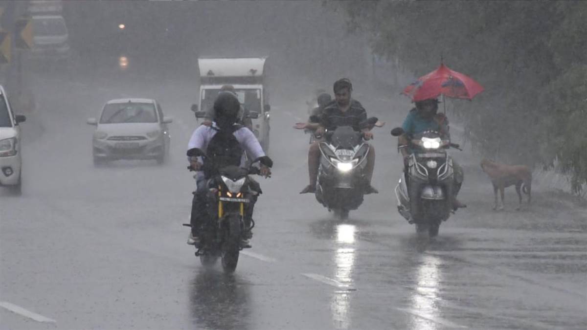 https://www.jagranimages.com/images/newimg/15082025/15_08_2025-rain_24014009_15305419.jpg