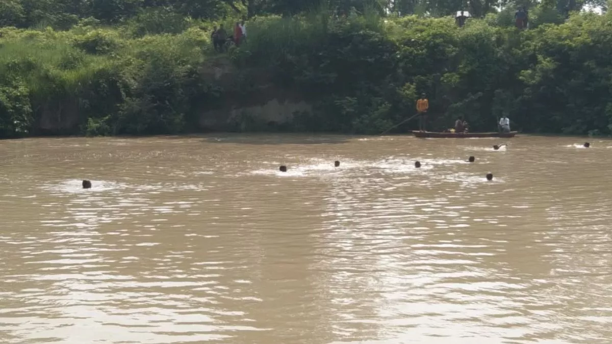 Ayodhya News: स्वतंत्रता दिवस पर कल्याणी नदी में नाव पलटने से दो किशोर डूबे, एक का शव बरामद