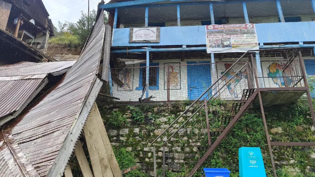 Himachal News: शिमला के ठियोग में ढह गया स्कूल भवन, छात्रों के भविष्य पर मंडराया खतरा