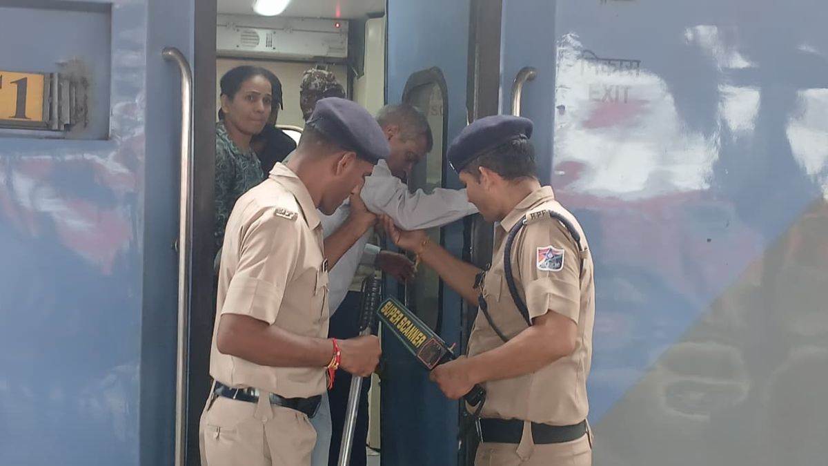 https://www.jagranimages.com/images/newimg/15082025/15_08_2025-station_24014140.jpg