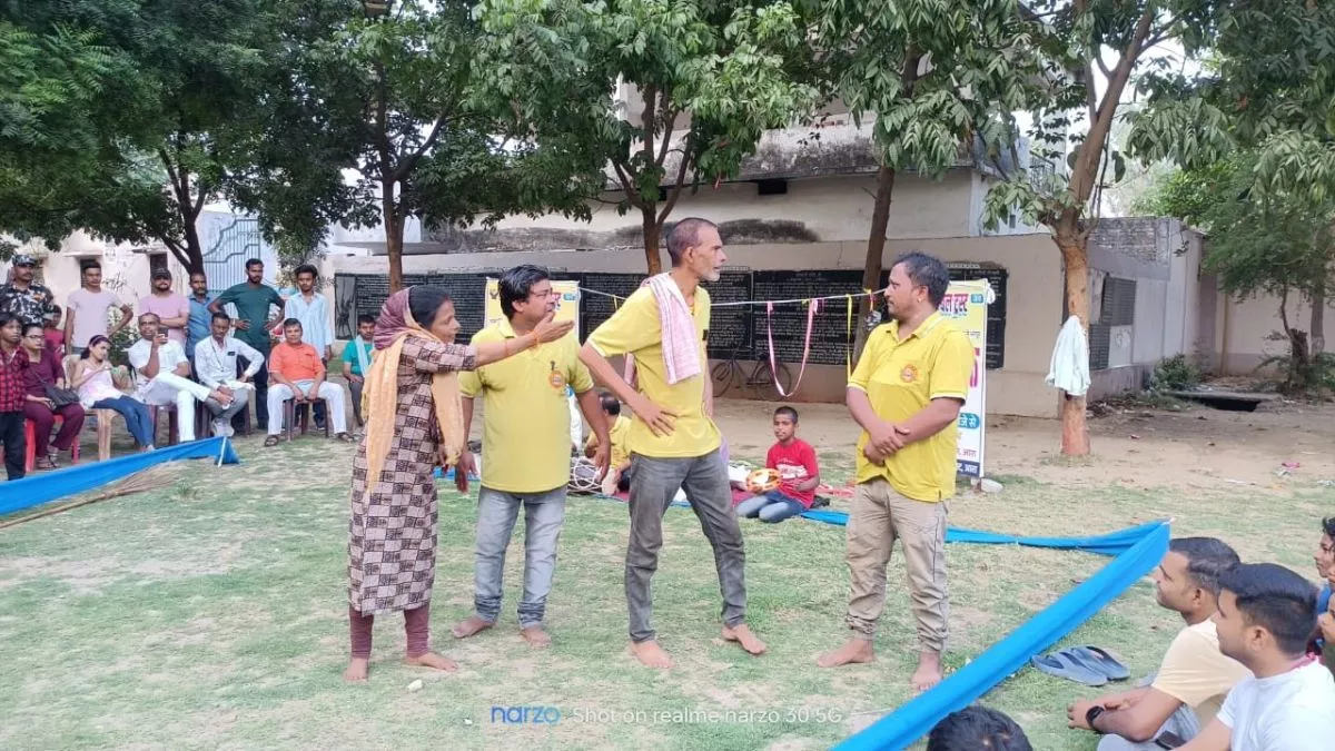 Swatantrata Ke Sarthi: नुक्कड़ नाटक के जरिए सामाजिक कुरीतियों पर करते हैं प्रहार, आसान नहीं है मिशन